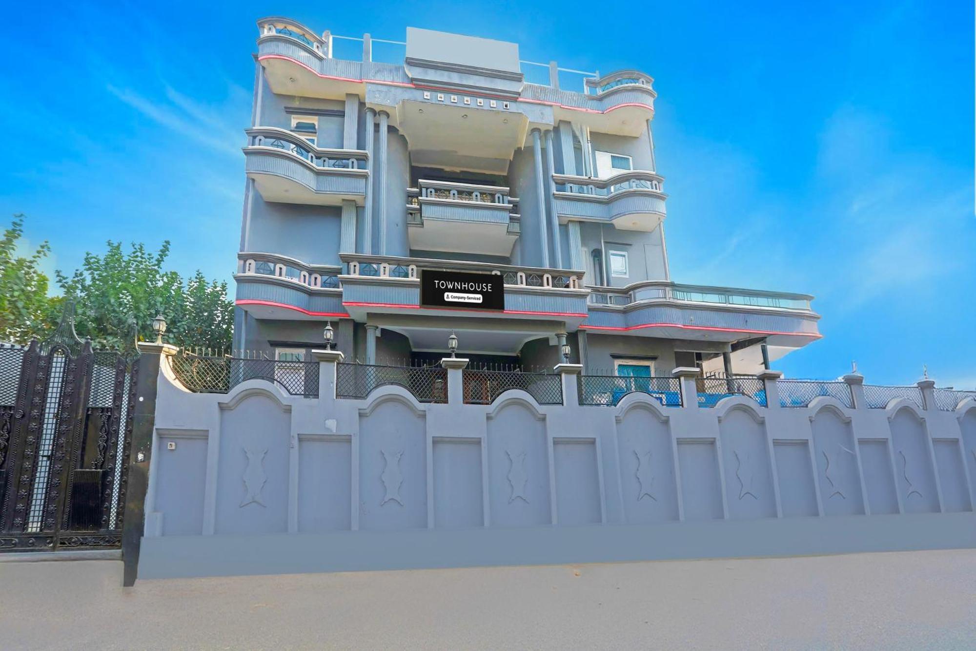 Super Townhouse Vijay Khand Gomti Nagar 4*
